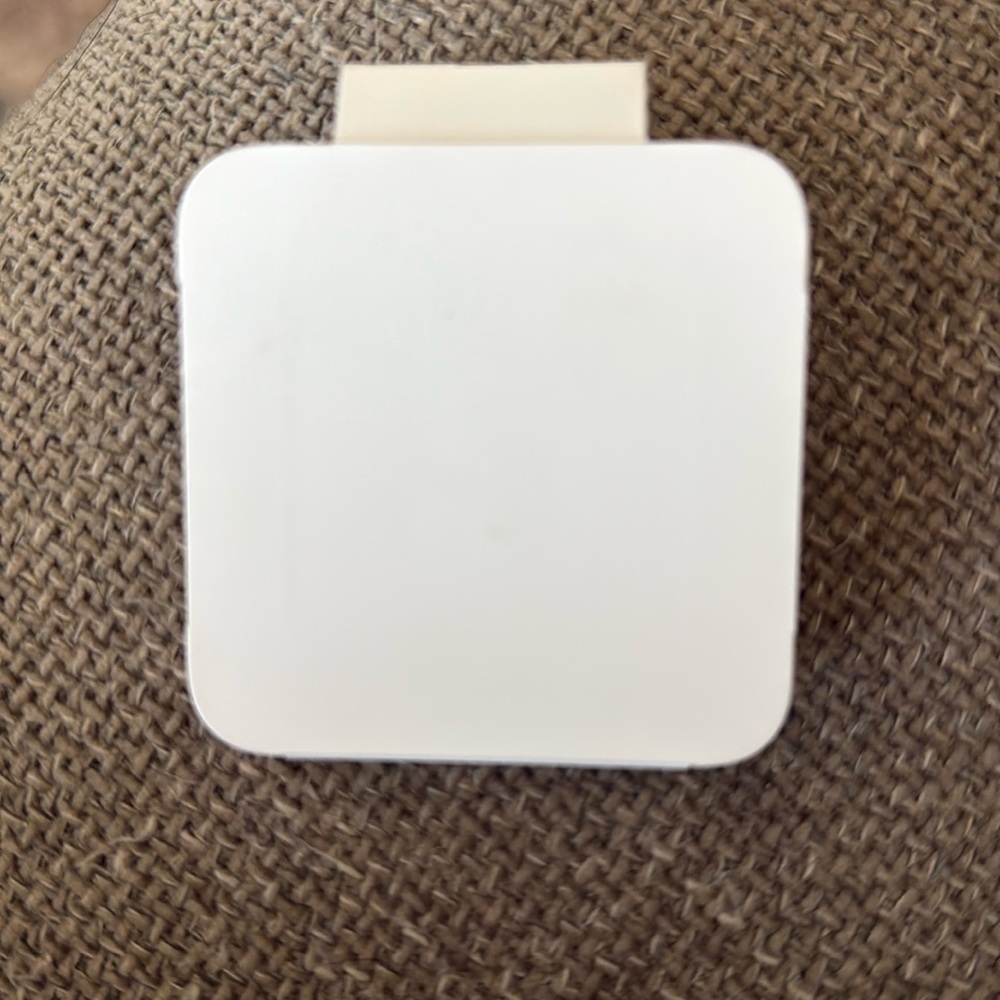 NIB Apple White Wired Earbuds - Picture 3 of 3